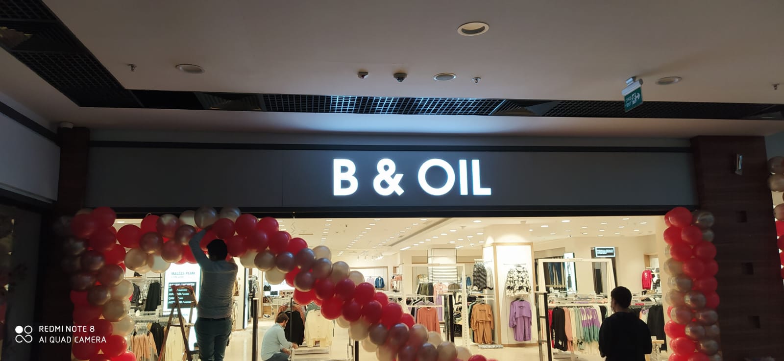 B&Oil mağazası yeni açılış ışıklı kutu harf isim tabelası