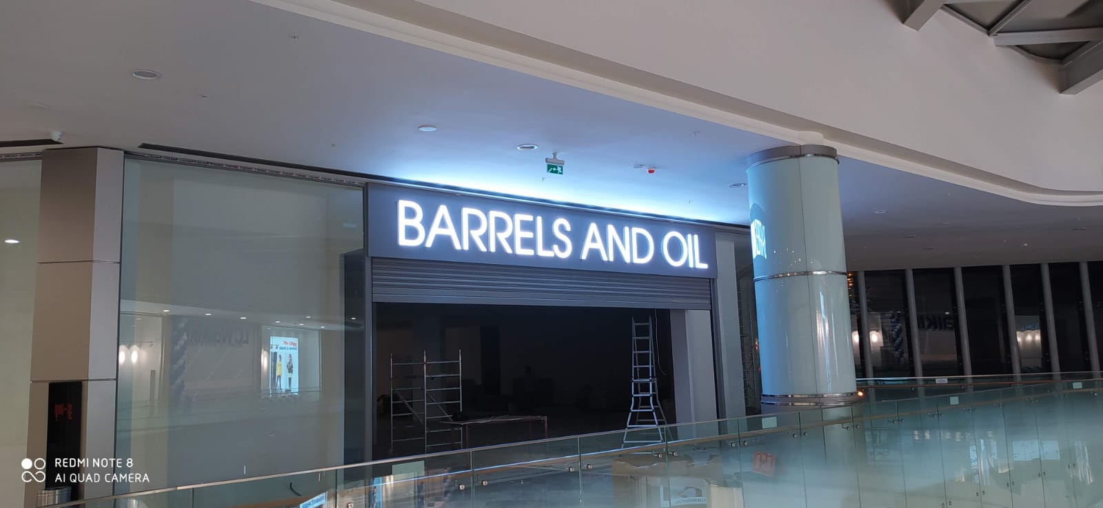 Barrels and Oil AVM mağazası çift yüzlü ışıklı tabela