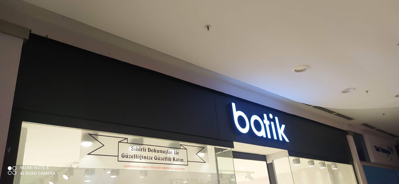 Batik güzellik salonu AVM içi beyaz ışıklı kutu harf tabela