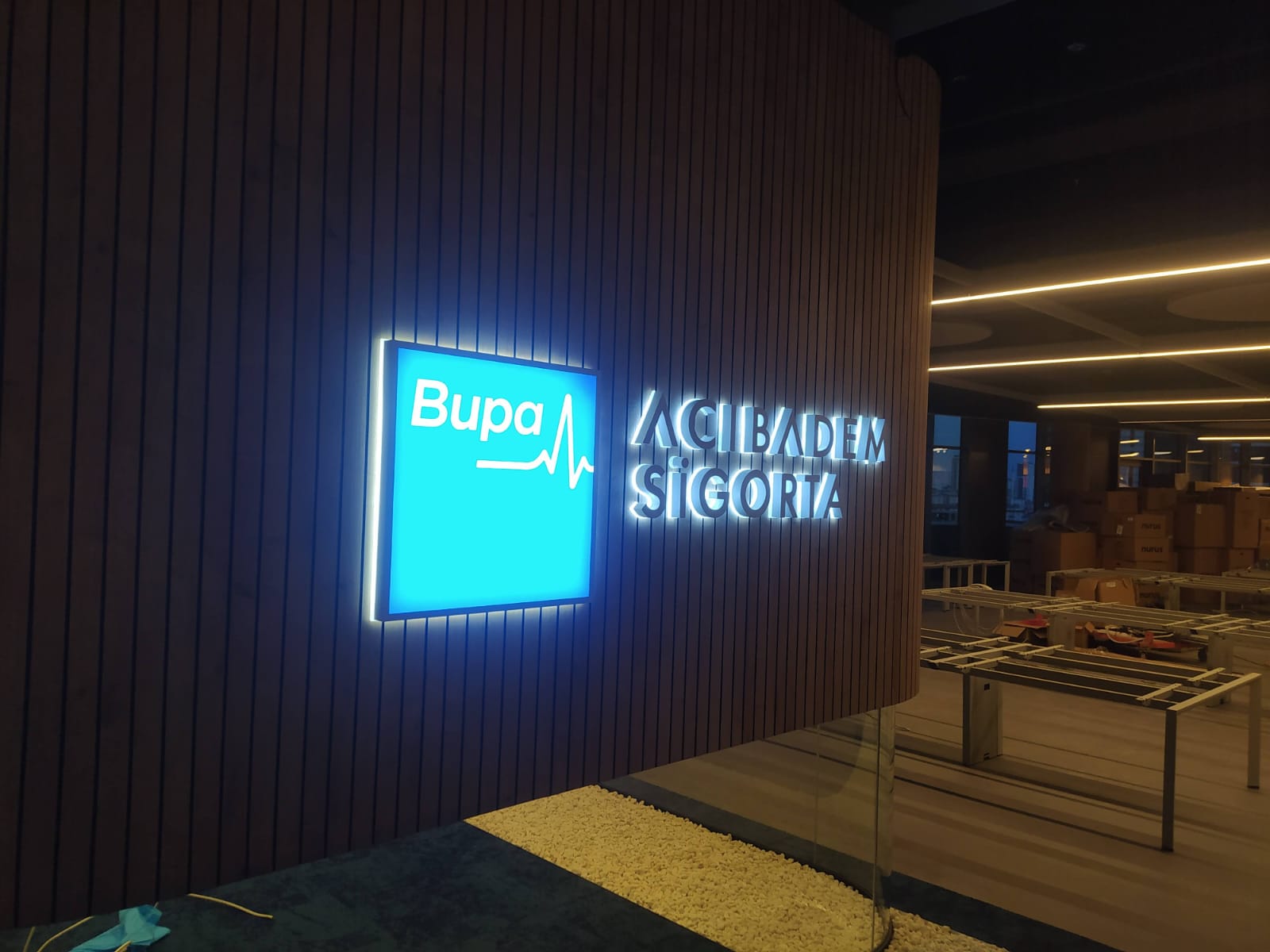 Bupa Acıbadem Sigorta ahşap ofis duvarı kutu harf logo tabelası