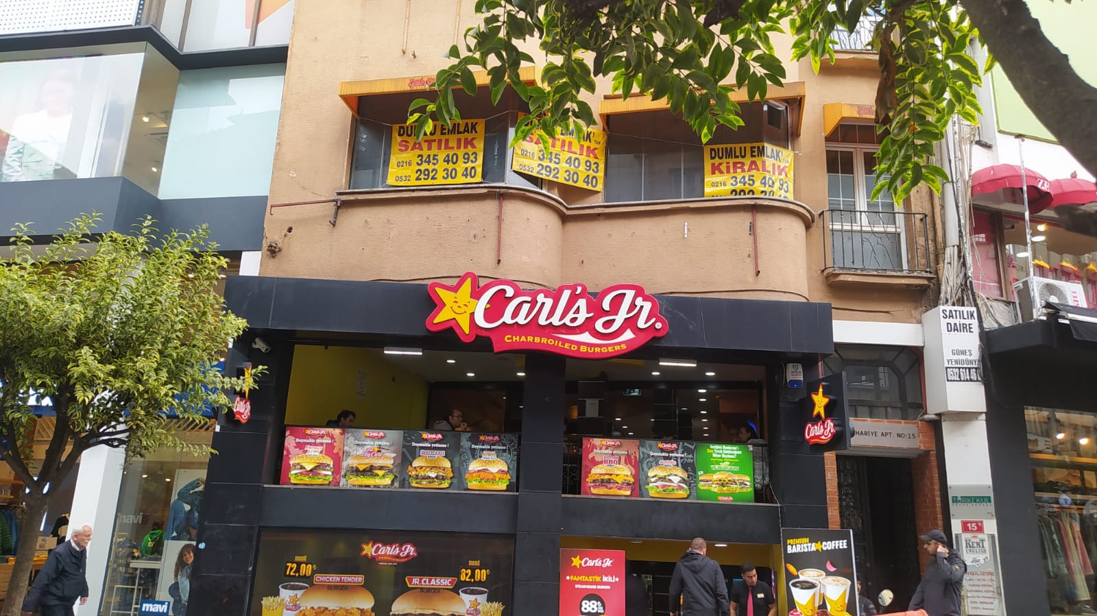 Carl's Jr restoranı için ışıklı yıldız amblemli marka tabelası