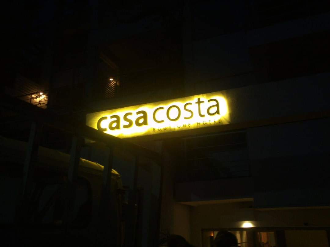 Casa Costa Boutique Hotel için ışıklı otel tabelası