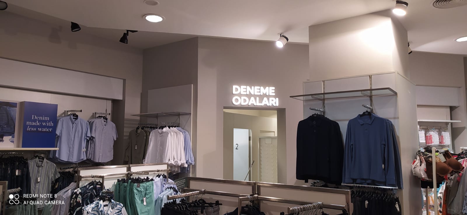 Giyim mağazası iç mekanında deneme odaları yönlendirme tabelası