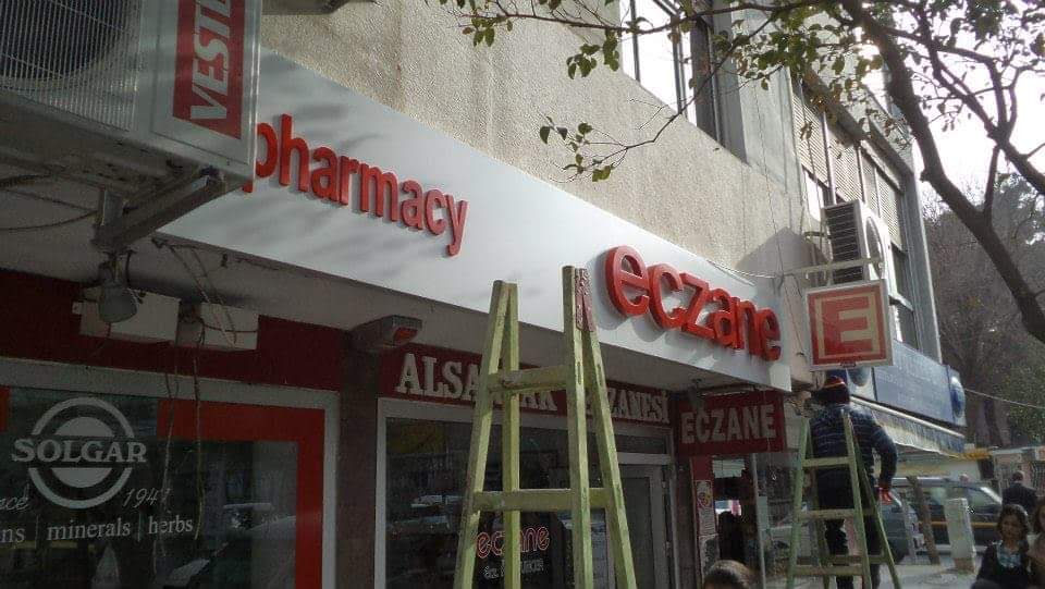 Eczane cephesi için kırmızı ışıklı tabela ve yönlendirme oku