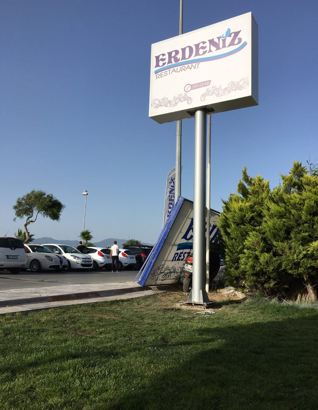 Erdeniz Restaurant için yol kenarı ışıklı totem tabela