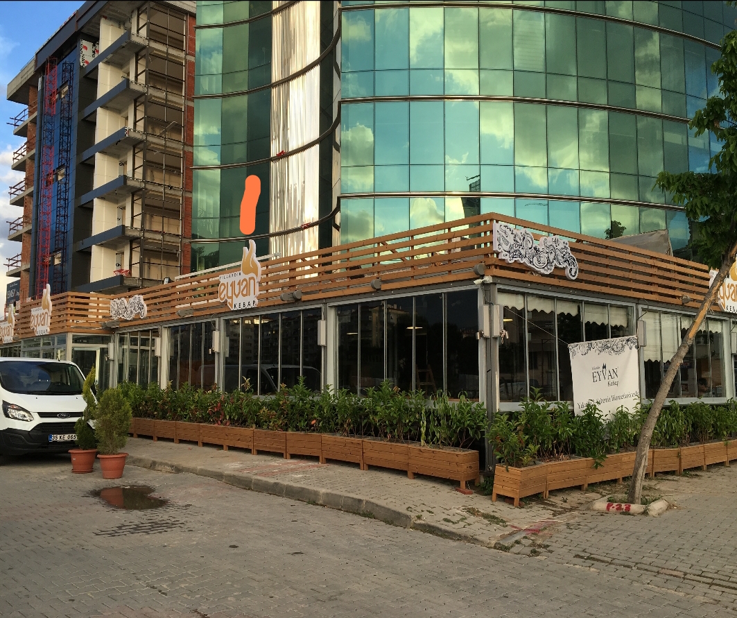 Eyvan Kebap restoranı için ahşap cepheye uygulanan tabela