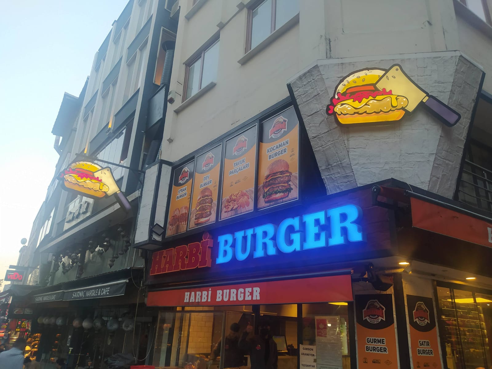 Harbi Burger restoranı için çıkma tabela ve ışıklı kutu harf isim tabelası