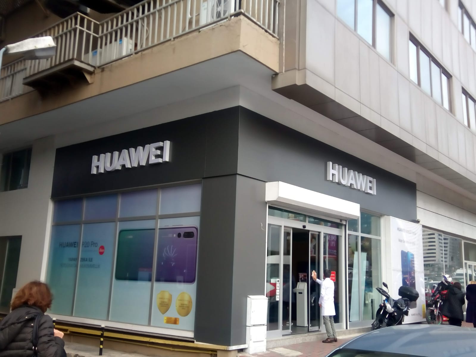 Huawei mağazası köşe binaya iki cepheden görünür ışıklı tabela