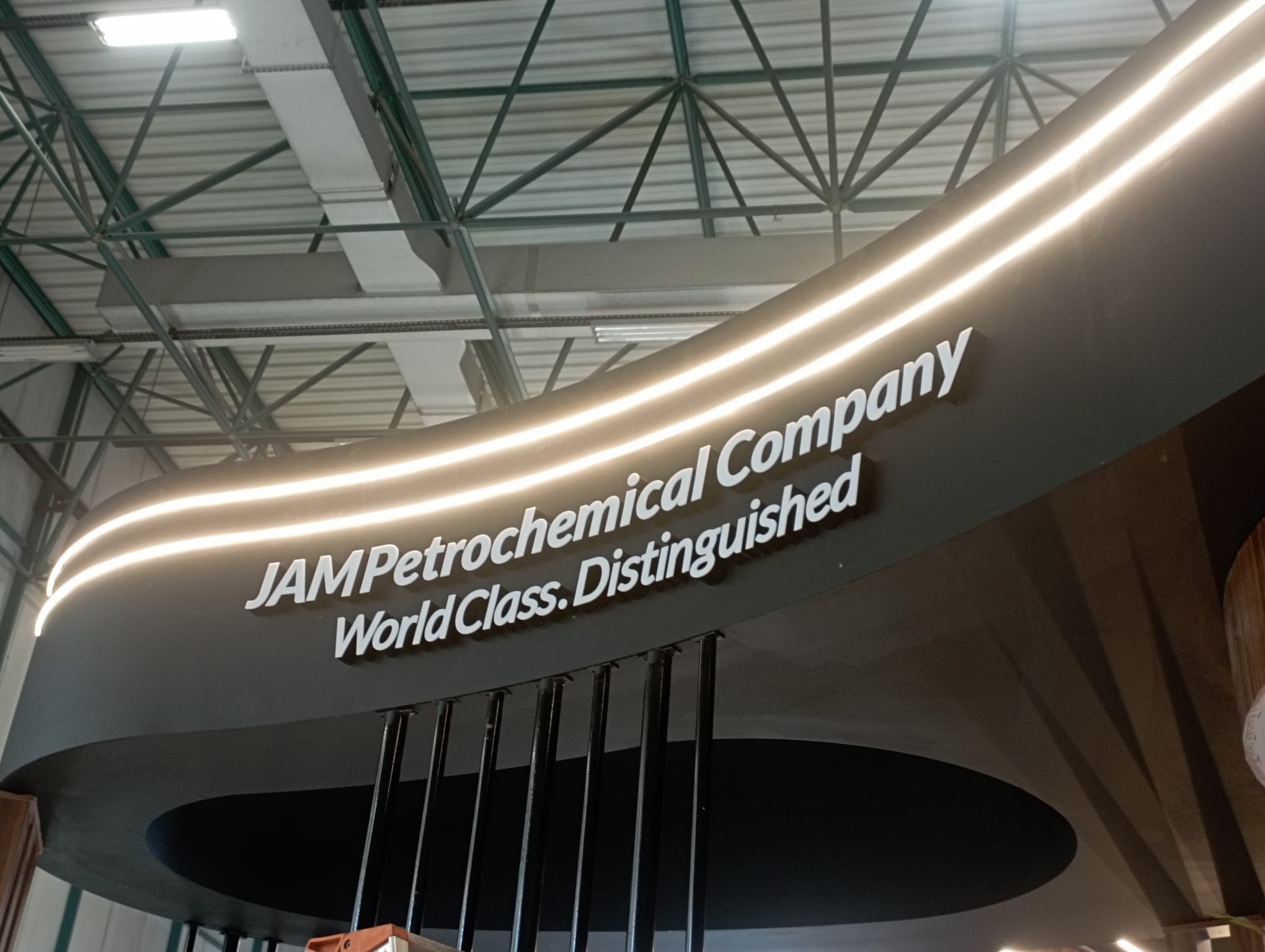 JAM Petrochemical fuar standı ışıklı logo ve kurumsal kimlik uygulaması