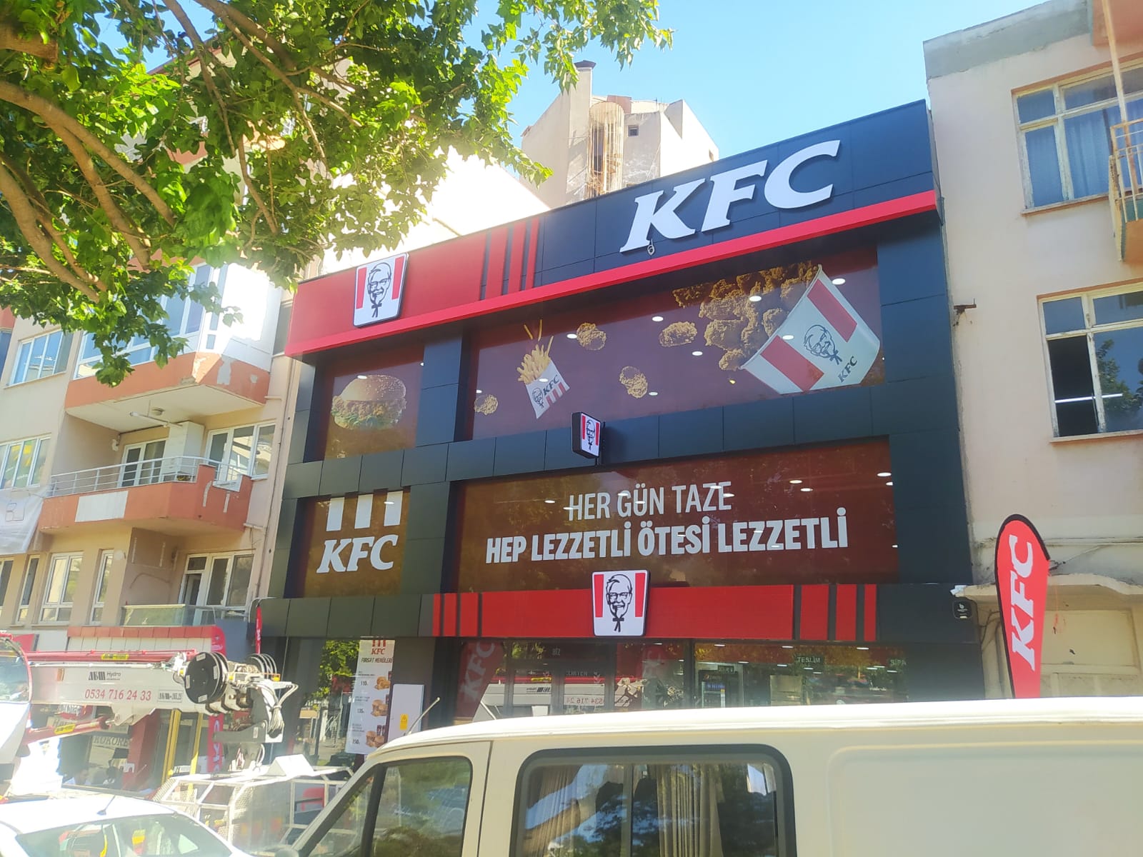 KFC restoran şubesi için tam cephe ışıklı tabela ve menü panosu uygulaması