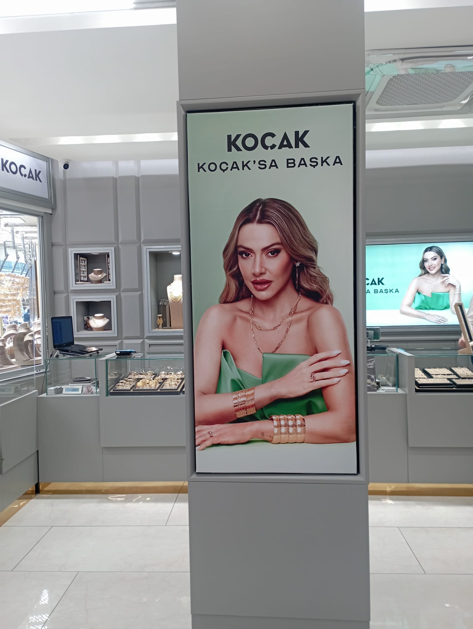 Koçak Kuyumcu mağaza içi ışıklı lightbox reklam panosu
