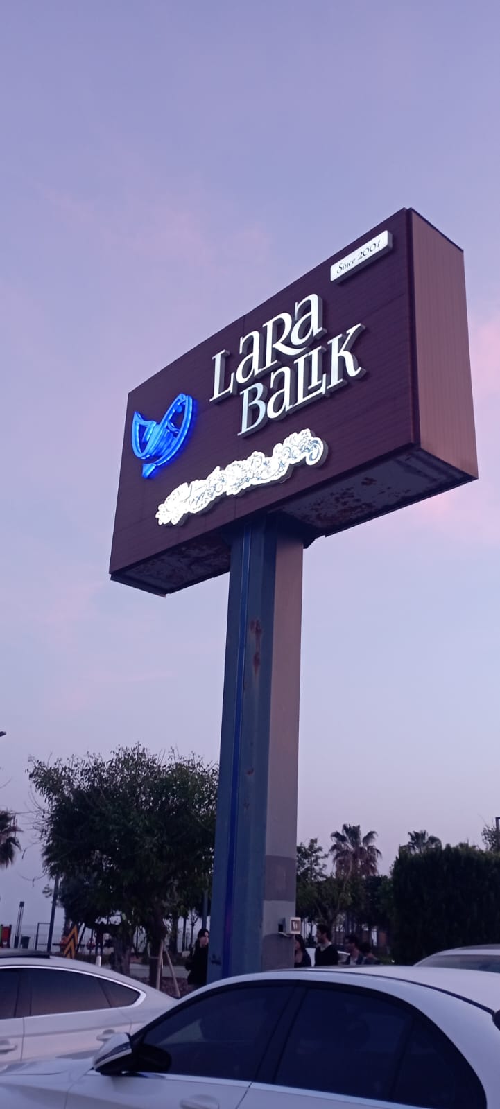 Lara Balık restoranı için Antalya'da üretilen ışıklı totem tabela