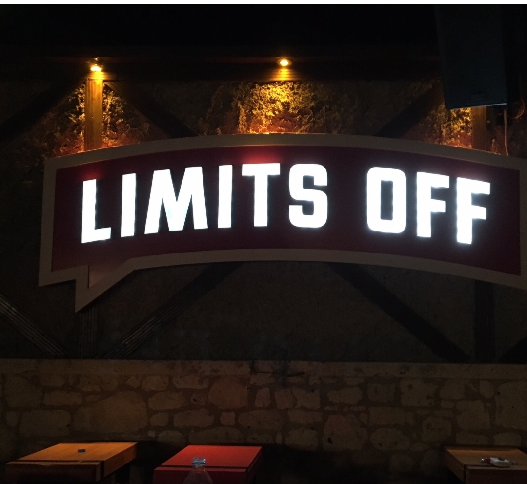 Limits Off bar için taş cepheye uygulanan ışıklı tabela
