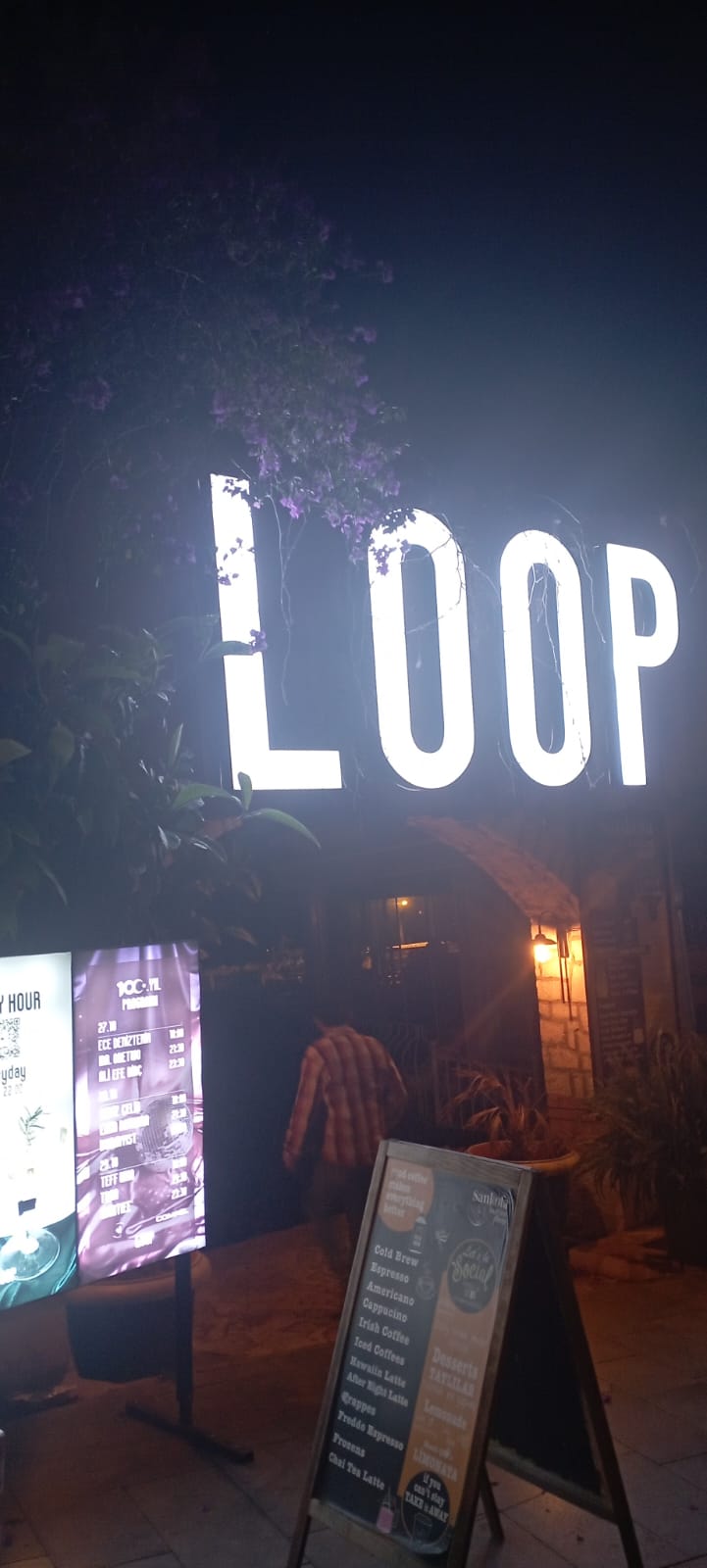 Loop Bar için büyük harfli ışıklı tabela