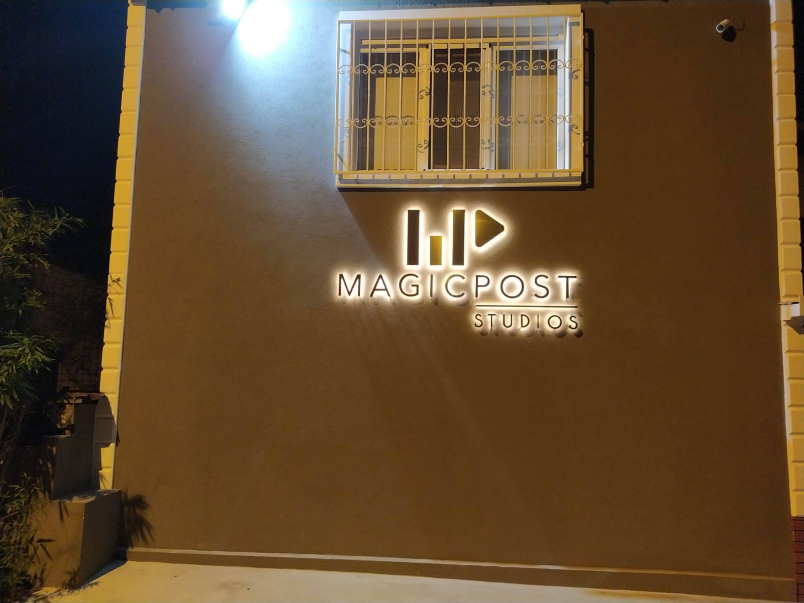 MagicPost Studios prodüksiyon stüdyosu ışıklı logo tabelası