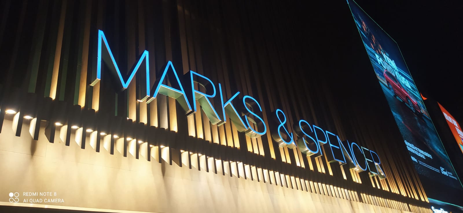 Marks and Spencer için büyük ölçekli mavi ışıklı cephe tabelası