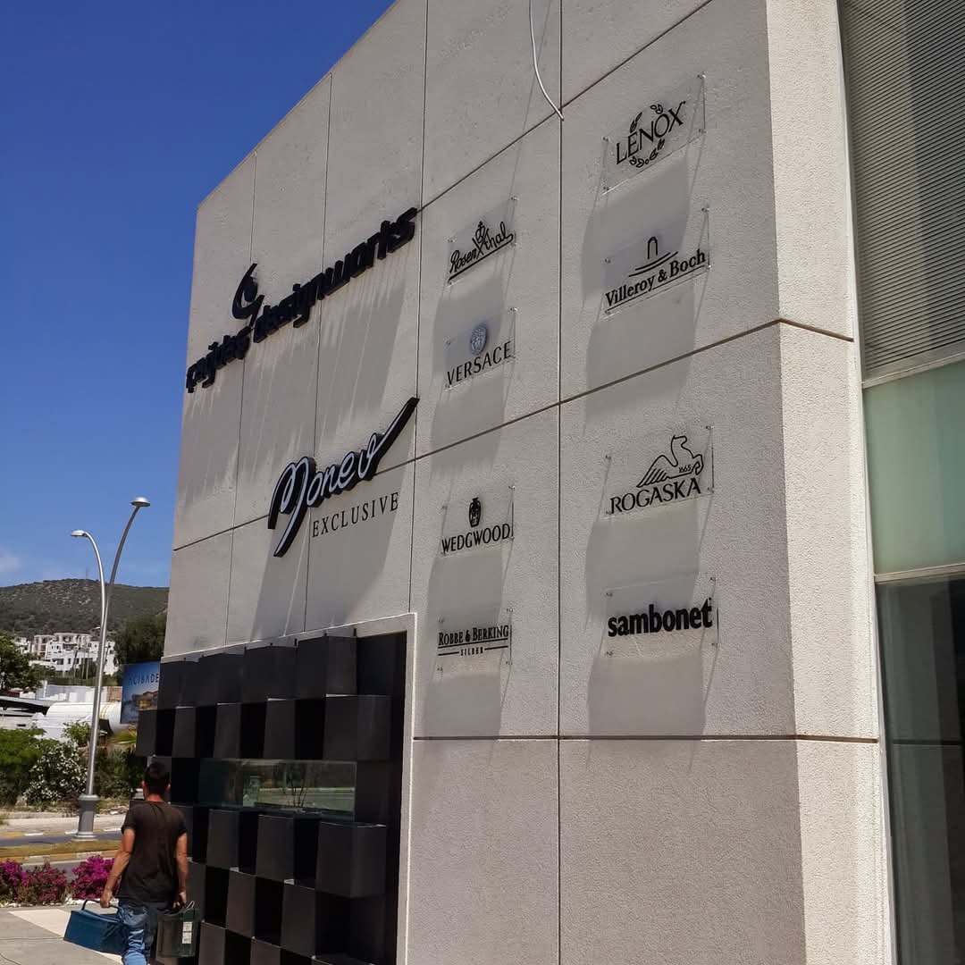 Moneo Exclusive binasında Rosenthal Versace Villeroy and Boch pleksi marka panoları