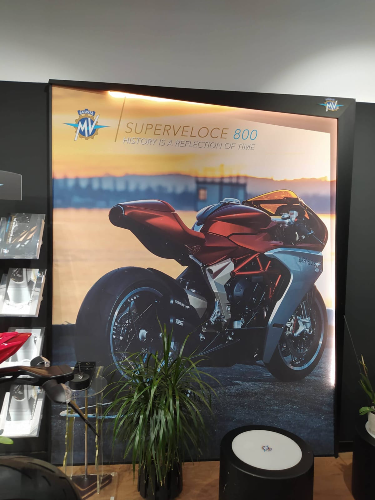 MV Agusta motosiklet bayii showroom dijital baskı panosu