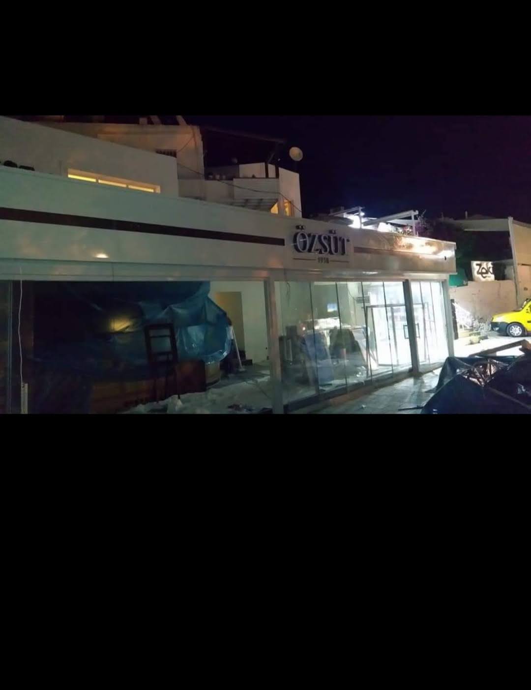Özsüt kafe pastane cephesine uygulanan ışıklı harf logosu