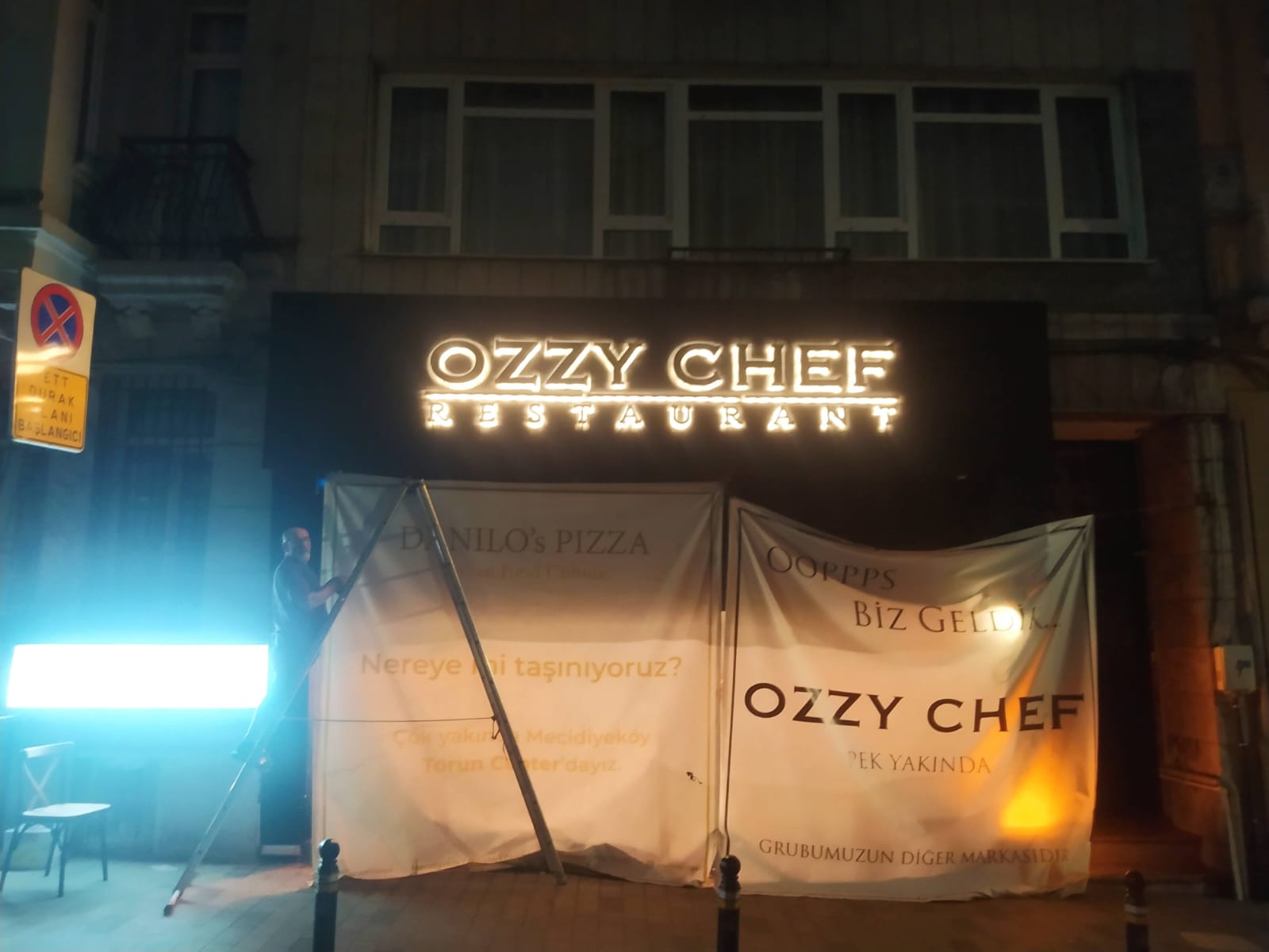 Ozzy Chef Restaurant için tarihi bina cephesine uygulanan ışıklı tabela