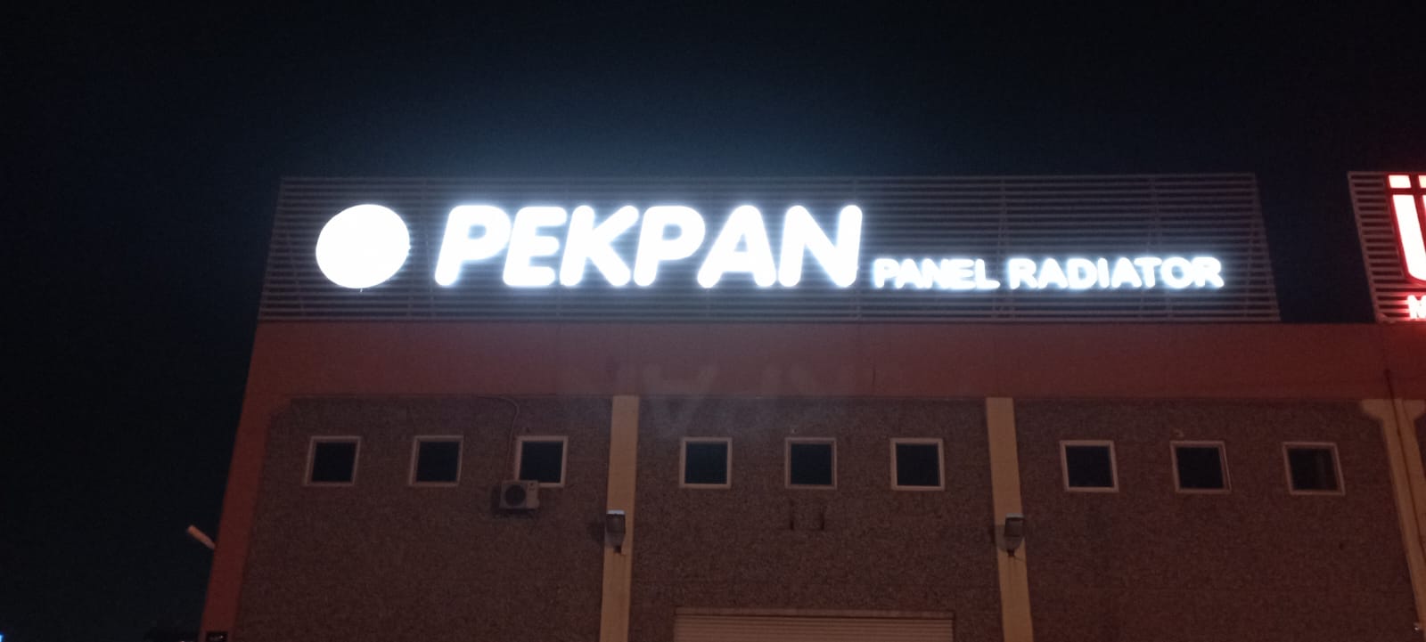 Pekpan Panel Radyatör fabrika binası çatı üstü ışıklı tabela