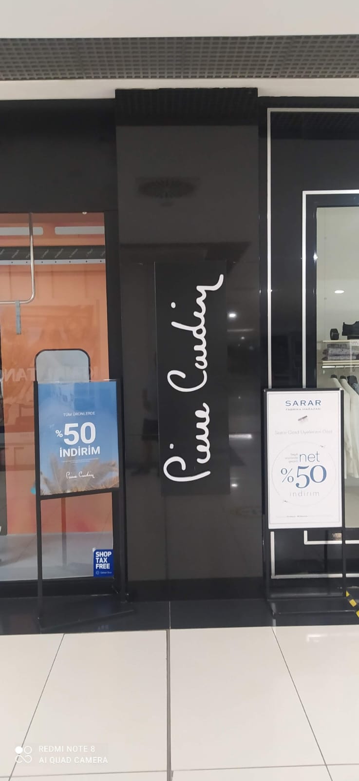 Pierre Cardin AVM mağazası imza formlu beyaz ışıklı logo tabelası