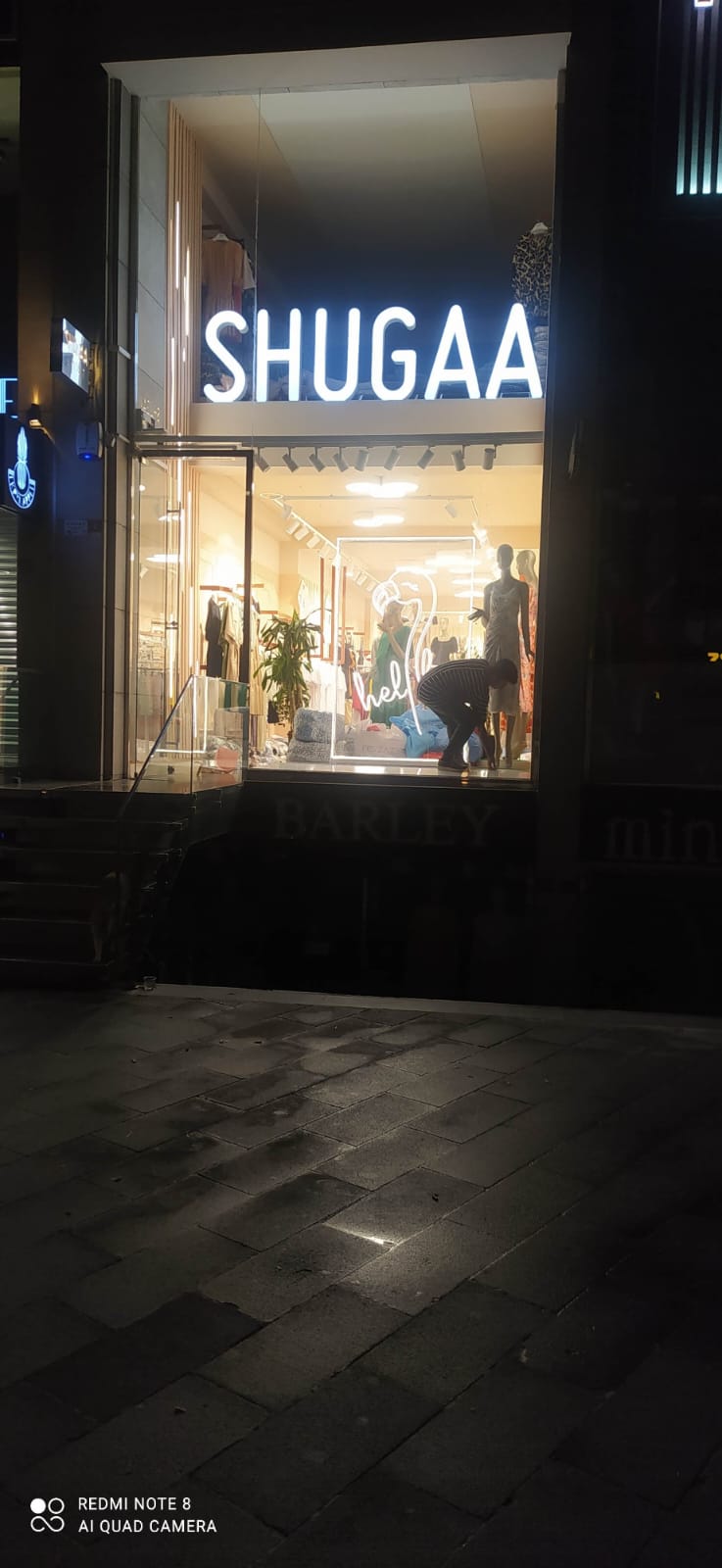 Shugaa giyim mağazası vitrini büyük beyaz ışıklı harf tabelası
