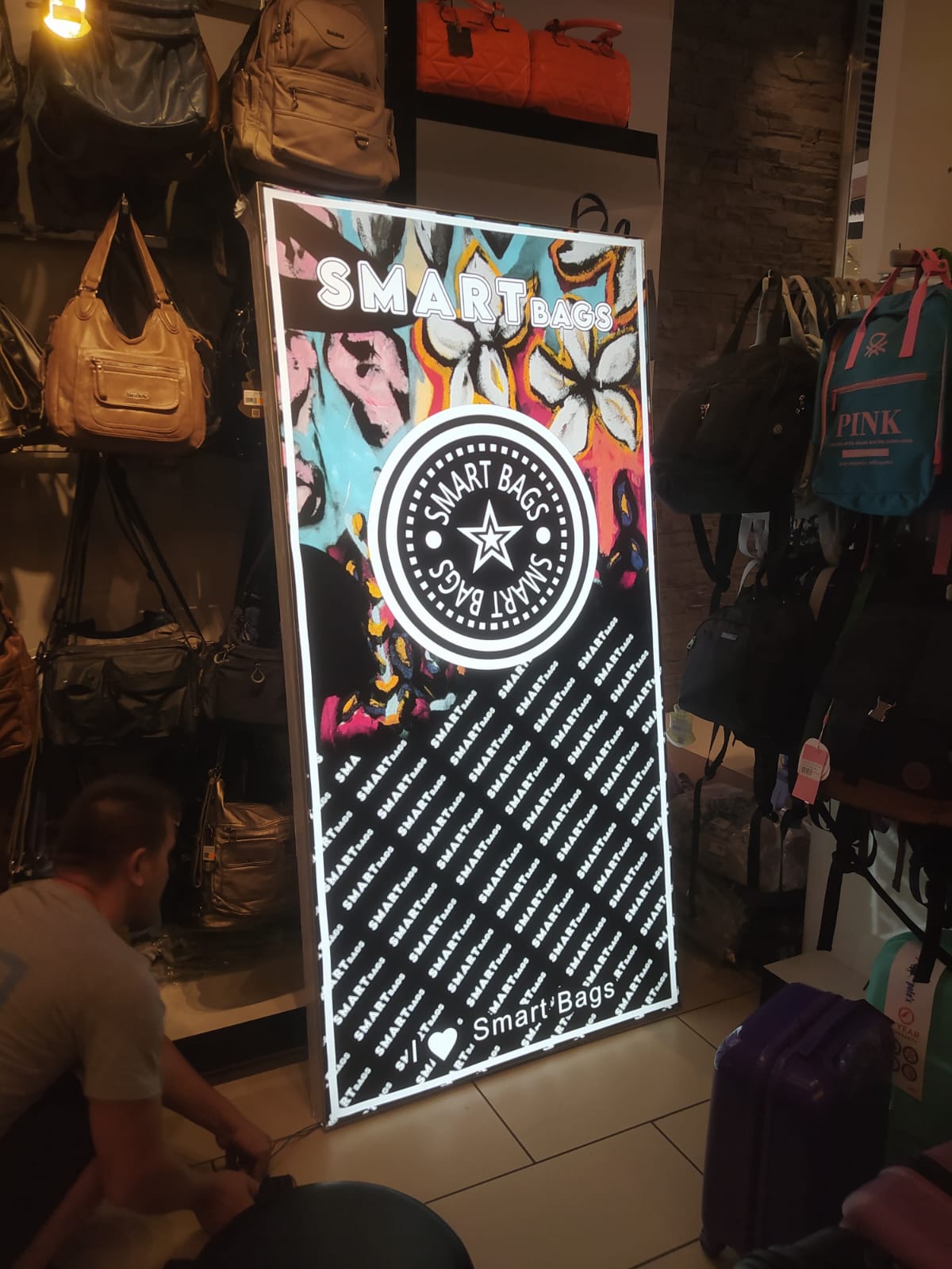 Smart Bags çanta mağazası için çift yüzlü ışıklı pano