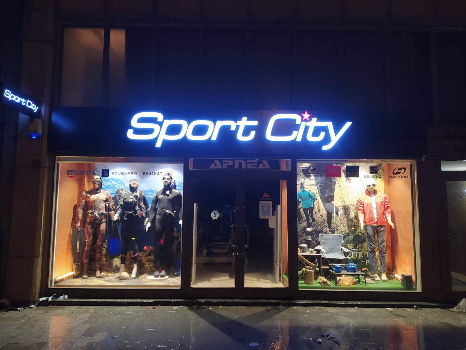 Sport City mağazası mavi neon etkili büyük ölçekli tabela