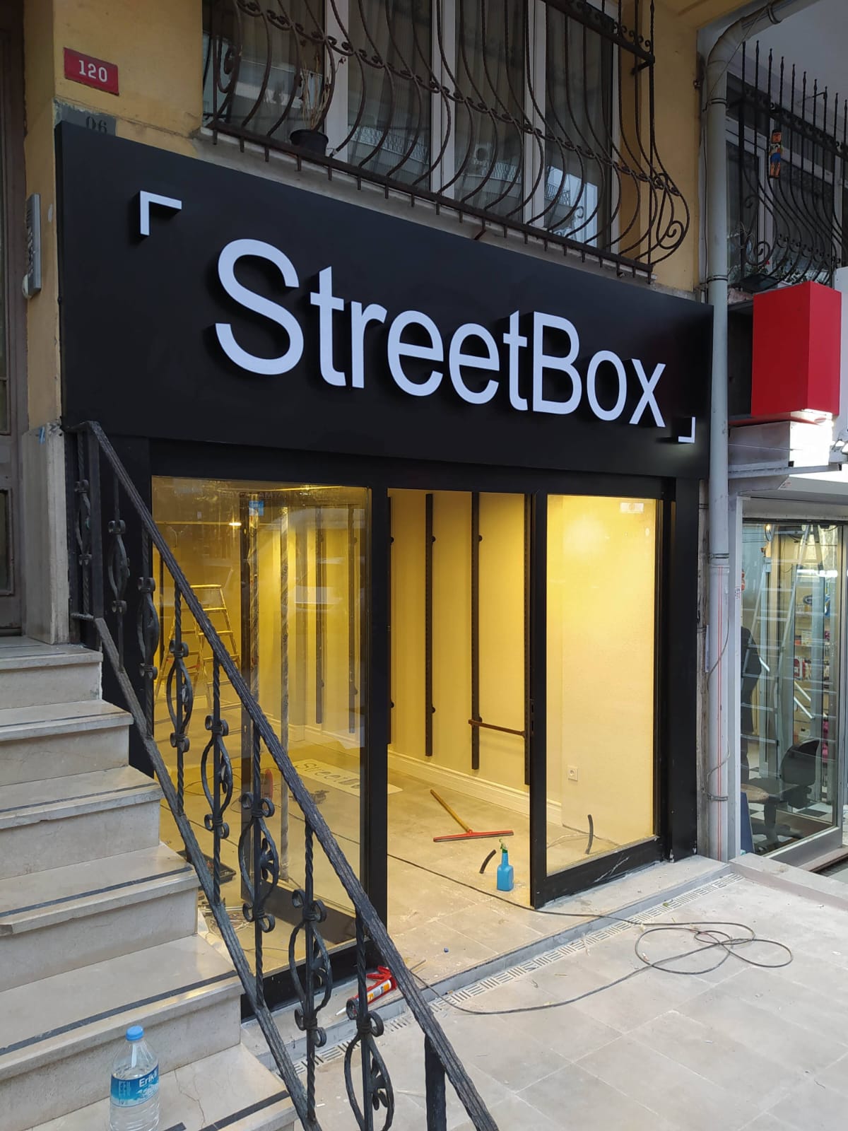 StreetBox mağazası cephesine uygulanan beyaz ışıklı kutu harf tabela