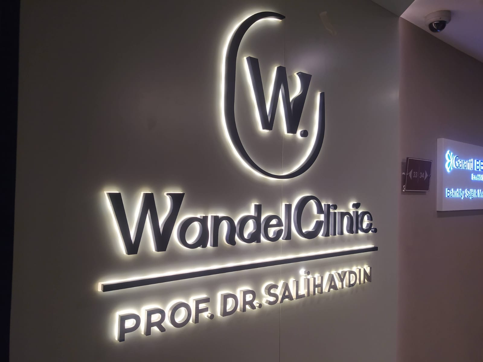 Wandel Clinic Prof. Dr. Salih Aydın için arkadan aydınlatmalı logo tabelası