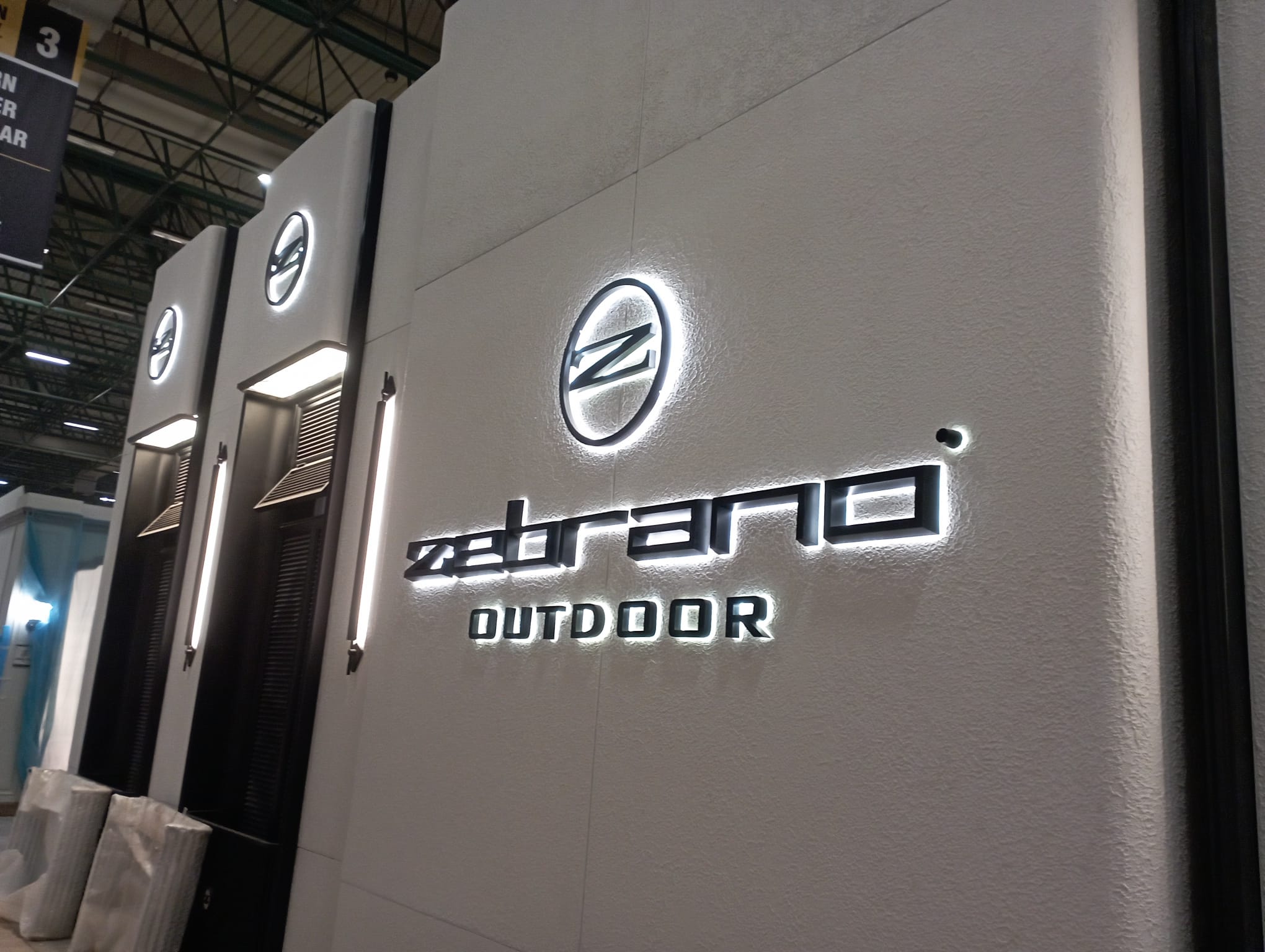 Zebrano Outdoor dış mekan mobilya mağazası arkadan aydınlatmalı logo tabelası